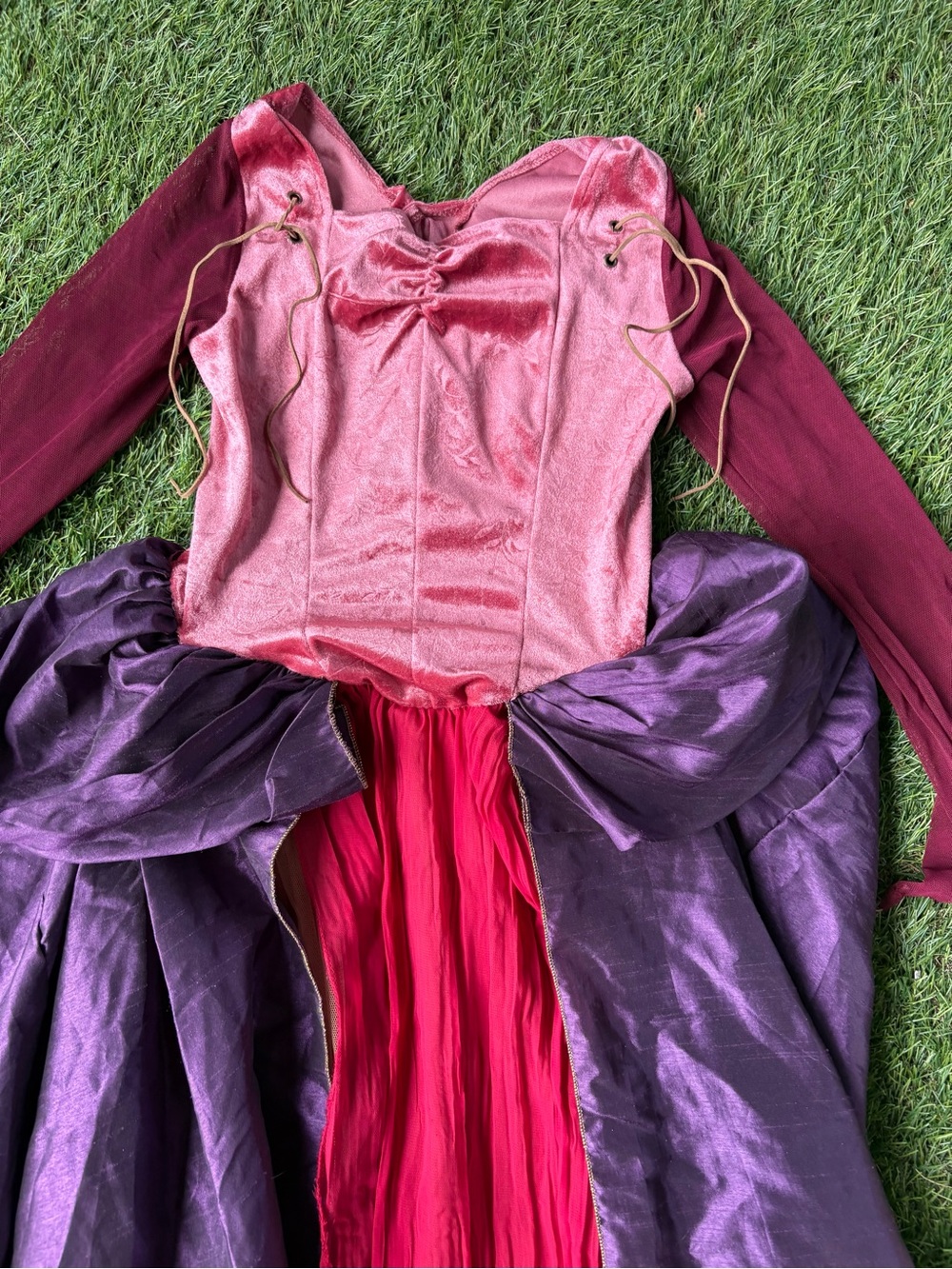 Sarah Sanderson Costume - Picture 2 of 3